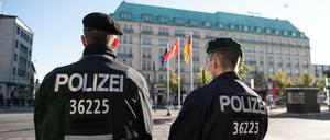 Zwei Polizisten stehen vor dem Hotel Adlon, in dem der türkische Präsident Erdogan seinen Aufenthalt verbringt.