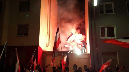 Rechtsradikale demonstrieren in Dortmund mit Pyrotechnik und Schwarz-Weiß-Roten Fahnen, die von 1933 bis 1945 die Farben der Flagge des Deutschen Reiches darstellten. 