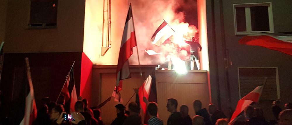 Rechtsradikale demonstrieren in Dortmund mit Pyrotechnik und Schwarz-Weiß-Roten Fahnen, die von 1933 bis 1945 die Farben der Flagge des Deutschen Reiches darstellten.