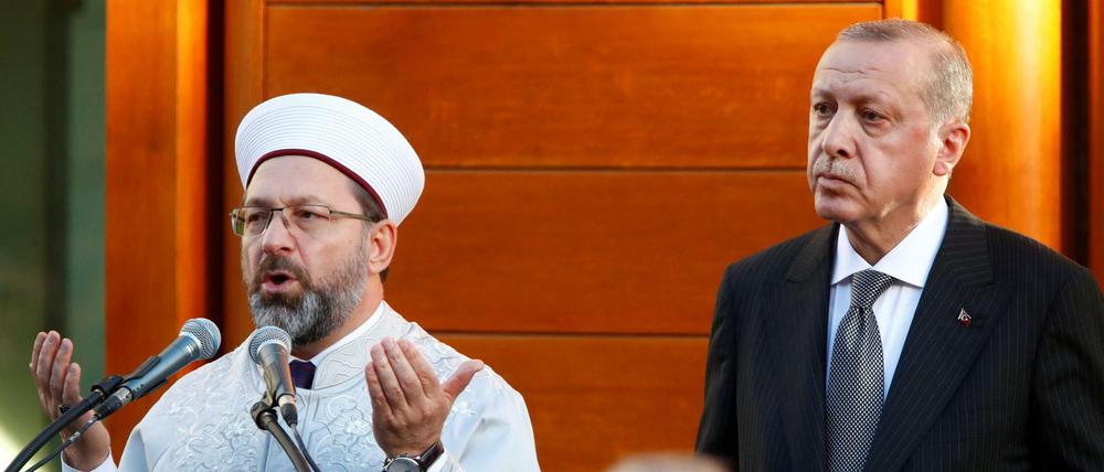 Der türkische Präsident Recep Tayyip Erdogan (rechts) im Gebet während der Eröffnung der Ditib-Zentralmoschee in Köln.