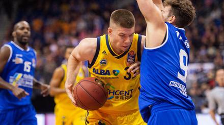 Berlins Rokas Giedraitis (M) gegen Jenas Sid-Marlon Theis.