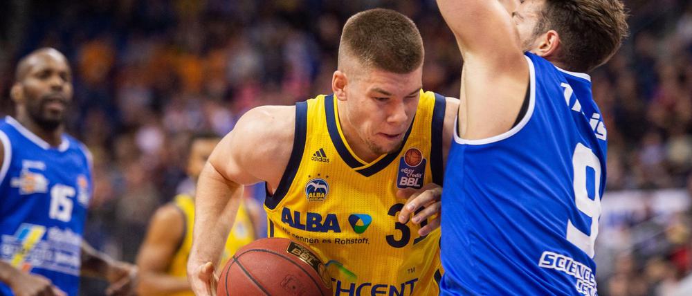 Berlins Rokas Giedraitis (M) gegen Jenas Sid-Marlon Theis.