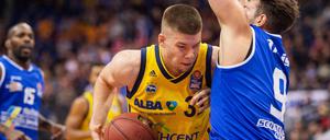 Berlins Rokas Giedraitis (M) gegen Jenas Sid-Marlon Theis.