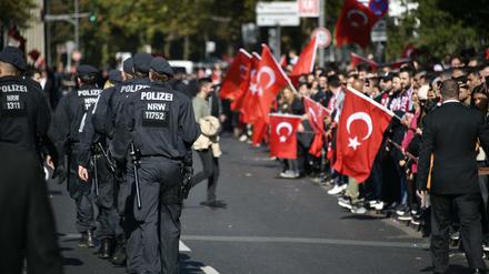 Mit einem massiven Aufgebot sperrte die Polizei das Gebiet um die Moschee großräumig ab.