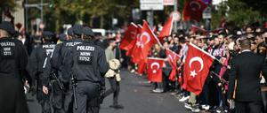 Mit einem massiven Aufgebot sperrte die Polizei das Gebiet um die Moschee großräumig ab.