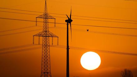 Sonnenaufgang mit Windrad: Der Bundesrechnungshof sieht mehr die Schattenseiten bei der Umsetzung der Energiewende.
