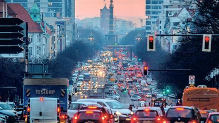 Raus aus der Stadt. Ältere Diesel sollen von der Straße verschwinden. Das Ziel: Fahrverbote vermeiden. 