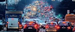 Raus aus der Stadt. Ältere Diesel sollen von der Straße verschwinden. Das Ziel: Fahrverbote vermeiden. 