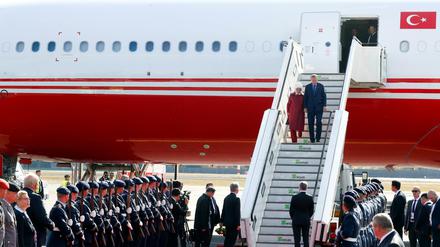 Der türkische Präsident Recep Tayyip Erdogan ist am Donnerstag mit seiner Frau Emine in Berlin eingetroffen. 