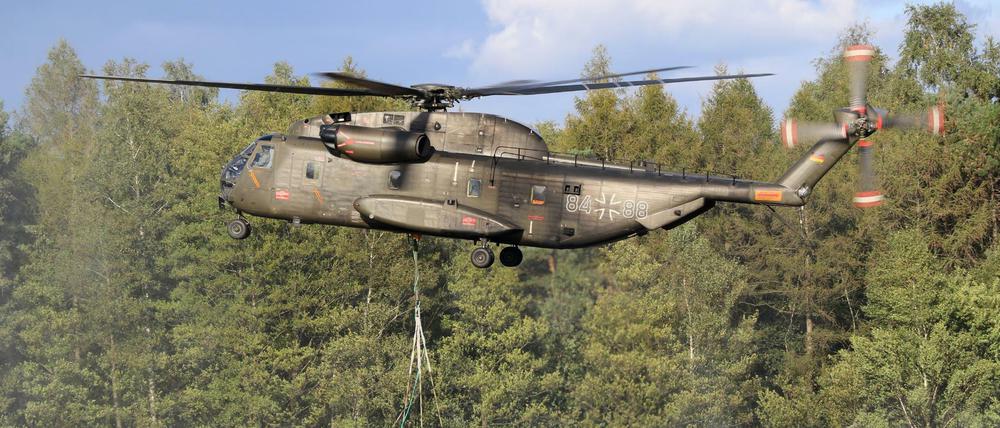 Ein Transporthubschrauber der Bundeswehr nimmt in Meppen Wasser zur Bekämpfung eines großflächigen Moorbrands auf.