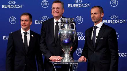 Erleichtert. Philipp Lahm, DFB-Präsident Reinhard Grindel und UEFA-Präsident Aleksander Ceferin nach der Bekanntgabe.