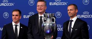 Erleichtert. Philipp Lahm, DFB-Präsident Reinhard Grindel und UEFA-Präsident Aleksander Ceferin nach der Bekanntgabe.