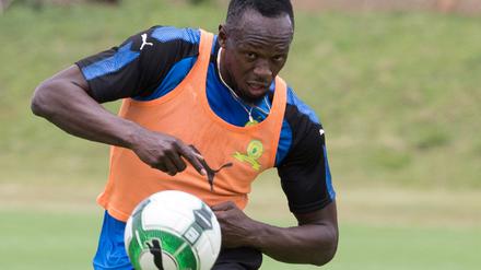 Bolt am Ball. An dieses Bild müssen sich die Fans des Sprinters gewöhnen.