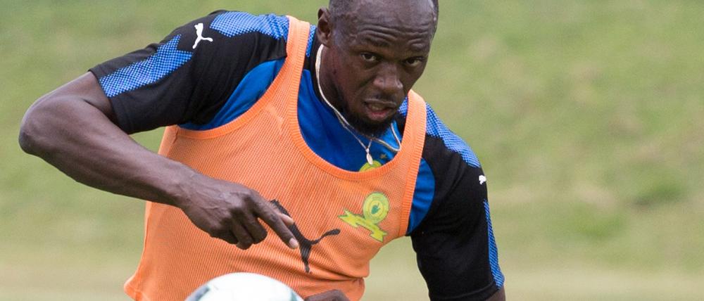 Bolt am Ball. An dieses Bild müssen sich die Fans des Sprinters gewöhnen.