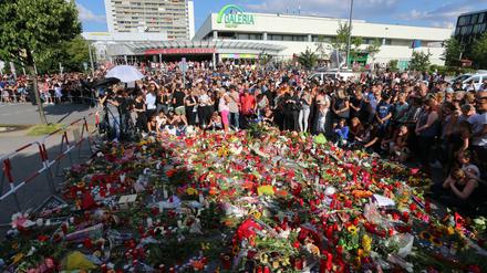 Schock in München. Bei dem offenkundig rassistisch motivierten Amoklauf von David S. sterben am Olympia-Einkaufszentrum neun Menschen. 