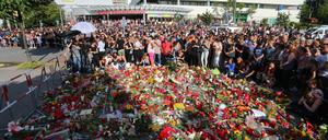 Schock in München. Bei dem offenkundig rassistisch motivierten Amoklauf von David S. sterben am Olympia-Einkaufszentrum neun Menschen. 