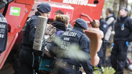 Eine Baumbesetzerin wird abgeführt.