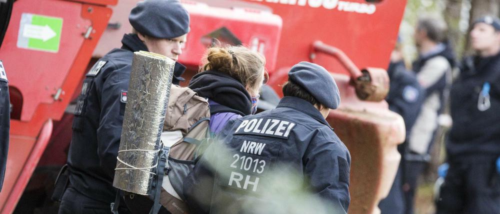 Eine Baumbesetzerin wird abgeführt.