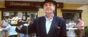Schauspieler Harald Juhnke, aufgenommen 1991 vor Konnopke's Imbiß in der Weißenseer Mahlerstraße mit Currywurst und einem Glas Berliner Weiße.