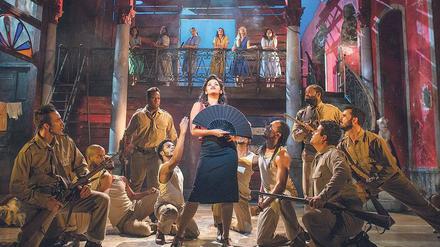 Bei den Vorstellungen im Admiralspalast wird Carmens Geschichte im Havanna kurz vor Fidel Castros Machtübernahme angesiedelt.