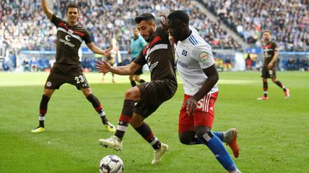 Umkämpft. Die beiden Hamburger Klubs waren aber ebenso glücklos.