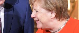 Bundeskanzlerin Angela Merkel (CDU) steht im goldenen Saal des Augsburger Rathauses neben Oberbürgermeister Kurt Gribl (CSU). 