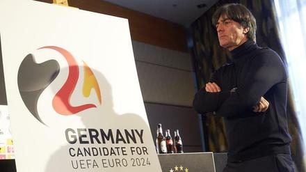 Auf der Bühne in Nyon. Auch Bundestrainer Joachim Löw wird heute in der Uefa-Zentrale für Deutschland werben.