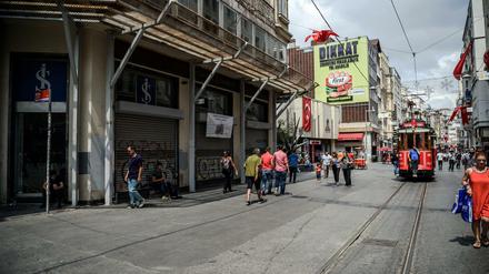 De Istiklal Straße in Istanbul. Istiklal heißt Unabhängigkeit auf deutsch. 