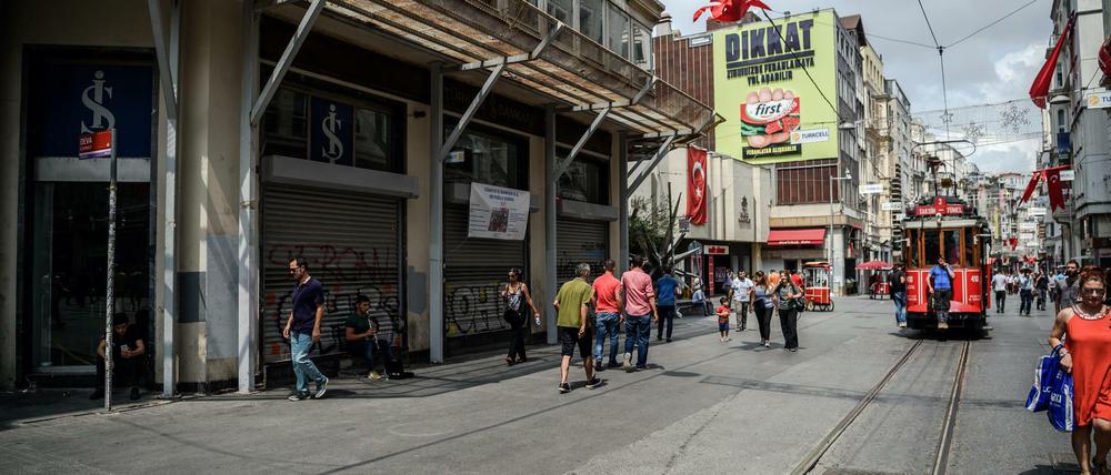 De Istiklal Straße in Istanbul. Istiklal heißt Unabhängigkeit auf deutsch.