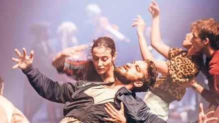 Fallsüchtig. Szene aus Hofesh Shechters „Grand Finale“. 