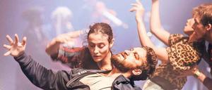 Fallsüchtig. Szene aus Hofesh Shechters „Grand Finale“.