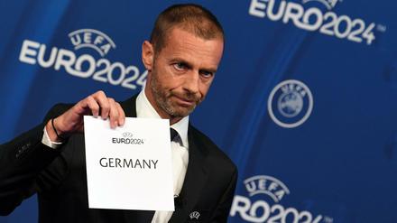Uefa-Präsident Aleksander Ceferin gibt das Ergebnis bekannt. 