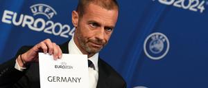 Uefa-Präsident Aleksander Ceferin gibt das Ergebnis bekannt. 