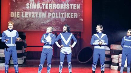 Moralisten unter Druck. Aram Tafreshian, Jonas Dassler, Mazen Aljubbeh, Till Wonka und Lea Draeger (von links) in „Die Gerechten“. 