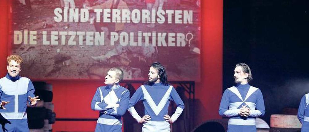 Moralisten unter Druck. Aram Tafreshian, Jonas Dassler, Mazen Aljubbeh, Till Wonka und Lea Draeger (von links) in „Die Gerechten“.