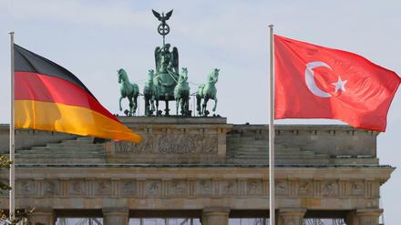Die Flaggen Deutschlands und der Türkei wehen vor dem Staatsbesuch des türkischen Präsidenten am Brandenburger Tor.