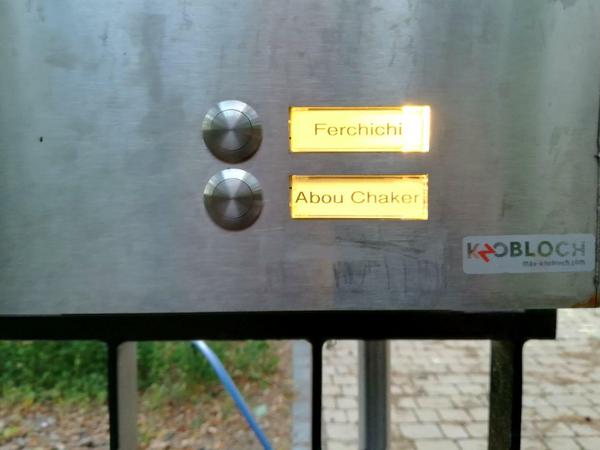In Kleinmachnow wollten Bushido und Arafat Abou-Chaker auf demselben Grundstück wohnen. Die Klingelschilder sind noch da.