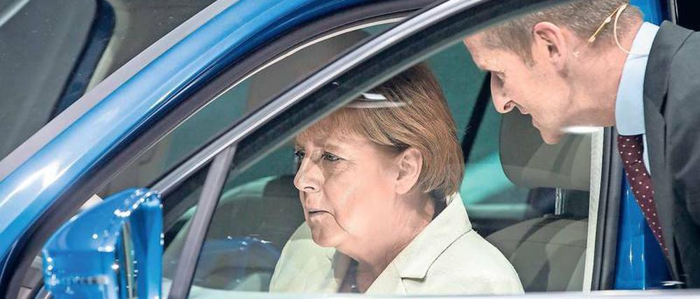 Merkel und Manager. Die Kanzlerin verhandelt mit Autobossen wie VW-Chef Herbert Diess (r.) über ein Diesel-Paket.