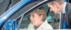 Merkel und Manager. Die Kanzlerin verhandelt mit Autobossen wie VW-Chef Herbert Diess (r.) über ein Diesel-Paket. 