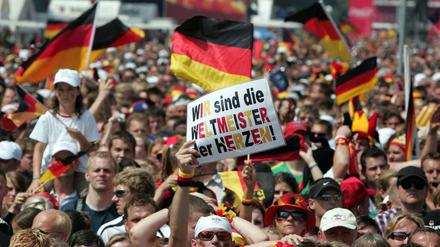 Fans begrüßen die deutsche Nationalmannschaft nach dem Erreichen des dritten Platzes bei der WM 2006.