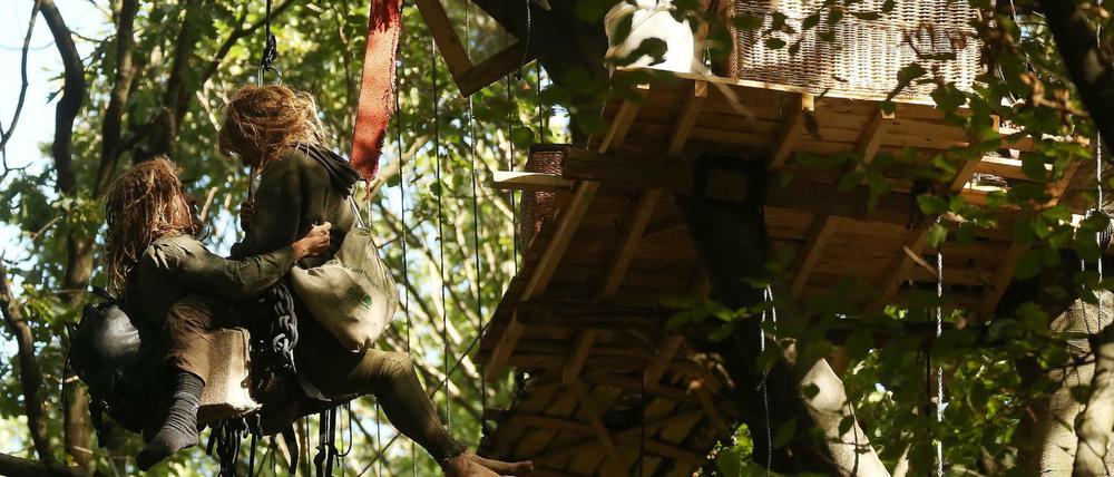 Im Hambacher Forst seilen sich zwei Aktivisten aus einem Baumhaus ab.