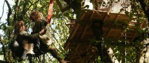 Im Hambacher Forst seilen sich zwei Aktivisten aus einem Baumhaus ab.