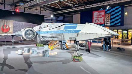 Eine der Attraktionen in der Berliner „Station“: das Modell eines X-Wing Fighters aus „Star Wars“.