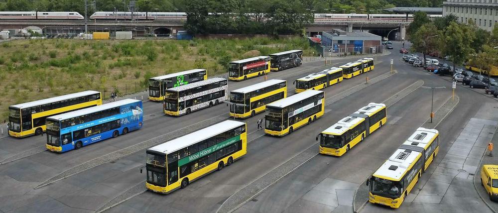 Hier soll ein Hochhaus hin. Links neben dem BVG-Busdepot Hertzallee liegt das Gelände des früheren Riesenradprojekts (Archivbild).