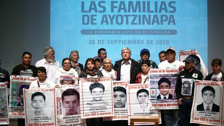 Andres Manuel Lopez Obrador (Mitte) sagte den Angehörigen der 43 Opfer zu, bald eine Wahrheitskommission einzusetzen. 
