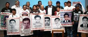Andres Manuel Lopez Obrador (Mitte) sagte den Angehörigen der 43 Opfer zu, bald eine Wahrheitskommission einzusetzen.