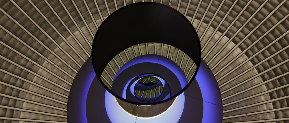 Kreiselnde Kuppel. Blick in Rebecca Horns Spiegel-Installation "Glowing Core" (2006/2018), die die Kuppel der St. Hedwigs-Kathedrale reflektiert.