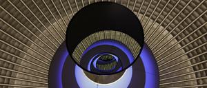 Kreiselnde Kuppel. Blick in Rebecca Horns Spiegel-Installation "Glowing Core" (2006/2018), die die Kuppel der St. Hedwigs-Kathedrale reflektiert.