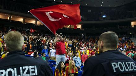 Polizisten bei Basketballpartie von Galatasaray Istanbul in Berlin.