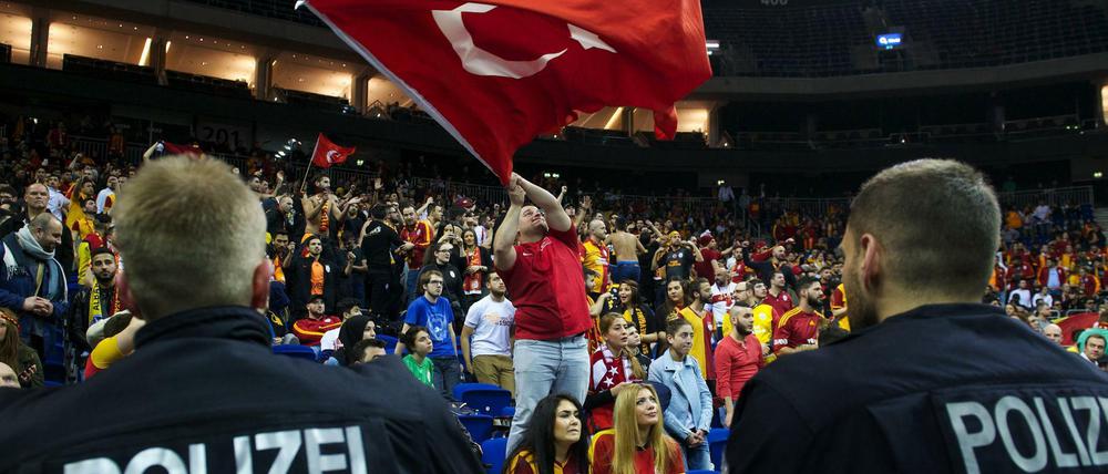 Polizisten bei Basketballpartie von Galatasaray Istanbul in Berlin.